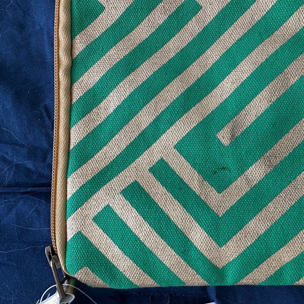 NWT Zipper Pouch - Picture 4 of 4